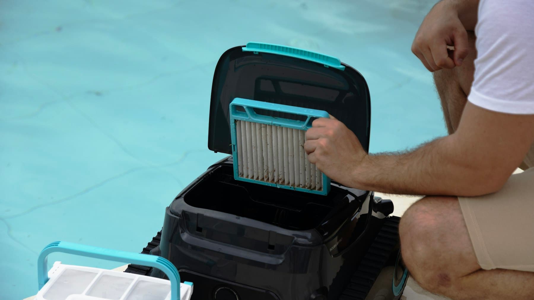 Cleaning a pool filter cartridge